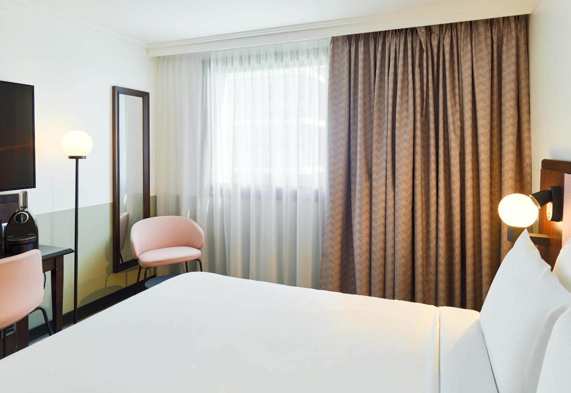 B&B Hotel Saint-Quentin-En-Yvelines Centre Gare 4 Etoiles Montigny-le-Bretonneux Bagian luar foto